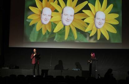 Los presentadores del homenaje a Chiquito en el festival CutreCon, Denny Horror (izquierda) y Vera Montessori, en el cine Palacio de la Prensa.