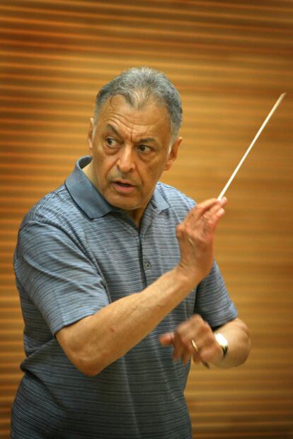 El director Zubin Mehta, al frente de la Orquesta de la Comunidad de Valencia, durante un ensayo de la ópera <i>La Valquiria</i> en el Palau de les Arts de Valencia, en junio de 2009.