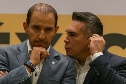 Marko Cortés escucha al dirigente nacional del PRI, Alejandro Moreno, en una conferencia de prensa del Frente Amplio por Mexico, en junio de 2023.