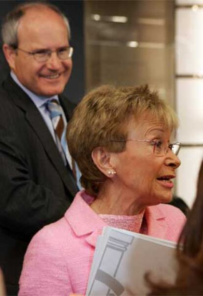 María Teresa Fernández de la Vega y José Montilla, ayer en Madrid.