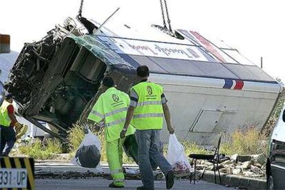 Una grúa levanta el autobús siniestrado ayer en Tenerife tras ser adelantado por un conductor ebrio.