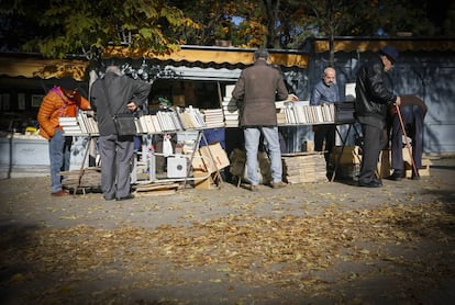 Venta de libros en la Cuesta de Moyano, en Madrid.