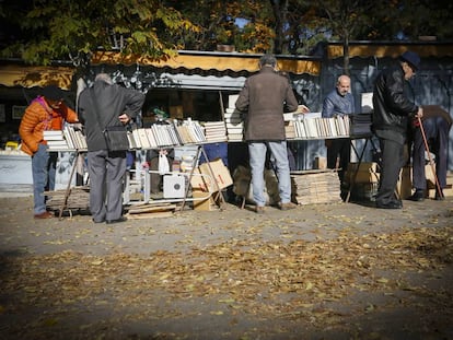 Venta de libros en la Cuesta de Moyano, en Madrid.