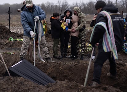 Entierro de un soldado ucranio en un cementerio de Dnipró, en el centro de Ucrania, este miércoles. Rusia prosigue su ofensiva en el este y el sur de Ucrania, las dos regiones en las que concentra sus ataques tras su retirada del noreste del país. Además de los bombardeos registrados en Severodonetsk, en Lugansk, y los ataques en Donetsk —las dos provincias de la región oriental de Donbás—, Moscú ha destruido en los últimos diez días infraestructuras claves como el aeropuerto en Dnipró. Esta urbe, que marca la frontera entre el oeste y el este del país, es vital para el transporte de los suministros y refuerzos para la resistencia del Ejército de Kiev.