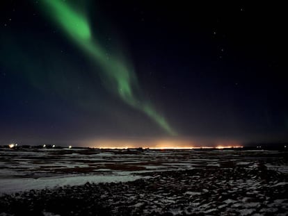 Una aurora boreal en Islandia, captada por la usuaria &#039;carolinw&#039; en Pixabay.