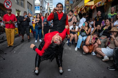 Una pareja baila salsa en la Calle del Sabor en Cali, el 31 de octubre.