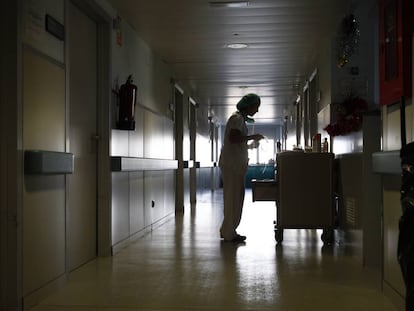Una trabajadora sanitaria en un hospital de Madrid