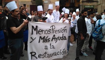 Restauradores protestando en Santa María del Mar