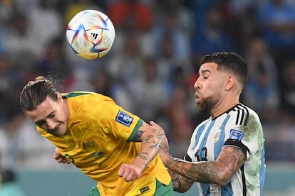 Nicolás Otamendi y Jackson Irvine pugnan por un balón. 