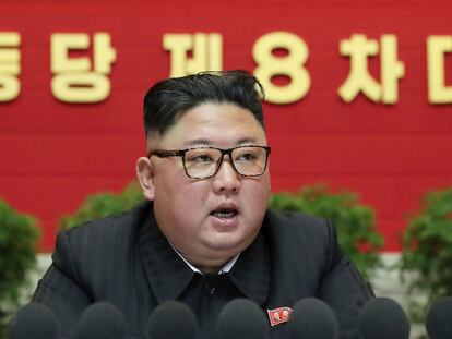 El líder norcoreano, Kim Jong Un, se dirige al Octavo Congreso del Partido de los Trabajadores, este viernes.