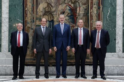 El Rey recibió en el Palacete Albéniz de Barcelona al presidente del grupo Freixenet, Alfred Oetker (2i), los consejeros Carl Ferdinand Oetker (2d) y Pedro Ferrer (d), y el presidente de honor, Lluis Bonet (i)., Felipe VI recibió también a la junta de gobierno del Círculo Ecuestre.