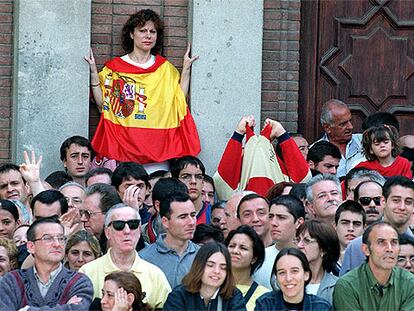 Barceloneses presencian el desfile conmemorativo del Día de las Fuerzas Armadas, en Barcelona, en junio de 2000.