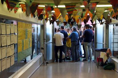 Reunió de pares d'alumnes a l'Escola Diputació de Barcelona, per organitzar la "Festa de la tardor", amb la finalitat d'evitar l'entrada i precinte policial en ser un col·legi electoral per al referèndum de l'1-O.