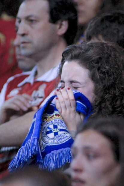 Una aficionada del Depor llora el descenso de su equipo el pasado sábado en la grada de Riazor.