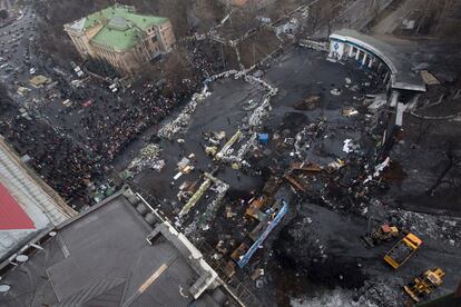 La entrada en vigor la amnistía se produjo después de que ayer la oposición ucraniana desalojara el Ayuntamiento de Kiev, tras dos meses y medio de ocupación. En la imagen, vista aérea del centro de Kiev donde trabajan las excavadoras para retirar las barricadas.