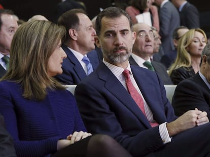 El Rey Felipe IV, charla con Fátima Báñez (i), ministra de Empleo, durante la inauguración de la cumbre sobre comercio exterior organizada por la CEOE y el Consejo Empresarial de la Competitividad (CEC) que clausura el presidente del Gobierno, Mariano Rajoy.