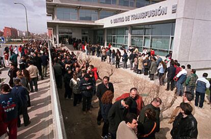 Decenas de voluntarios haciendo cola ante el centro de transfusiones de Valdebernardo, en Madrid, para donar sangre.