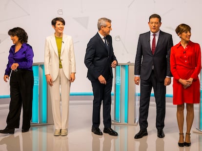 Los candidatos a la presidencia de la Xunta, antes del debate electoral organizado por la Compañía de Radio Televisión de Galicia (CRTVG), el día 5 en Santiago de Compostela.