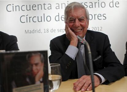 El escritor Mario Vargas Llosa durante la presentación de su obra periodística en Madrid.