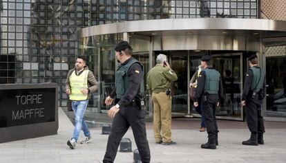 La Guardia Civil registra las oficinas de varias empresas en la torre Mapfre.