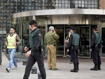 La Guàrdia Civil escorcolla les oficines de diverses empreses a la torre Mapfre.