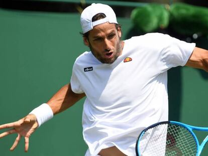 Feliciano López devuelve de revés durante un partido en Wimbledon.