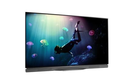 <strong>PARA LOS MÁS PURISTAS DEL COLOR </strong></br>Una de las principales batallas que se libra en el mercado de los televisores está en la reproducción de los colores. Cómo el equipo es capaz de reflejarlos en pantalla con la mayor precisión y fidelidad a la realidad. En este sentido, el color negro puede ser un excelente termómetro de la capacidad del dispositivo y el fabricante coreano LG ha logrado, gracias al panel OLED del E6, una de las mayores precisiones en la reproducción de este color en un televisor. Esto es debido fundamentalmente a esa tecnología OLED junto con la resolución 4k. Sumemos a todo esto un equipo de audio con el sello de Harman/Kardon para comprender que estamos ante uno de los grandes televisores del momento. <strong>></strong> 55/65/88 pulgadas <strong>></strong> OLED <strong>></strong> Desde 4.999 €