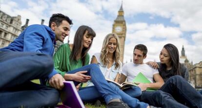 Cada vez más jóvenes se toman un año para estudiar idiomas y elegir grado