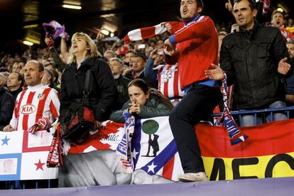Aficionados del Atlético de Madrid esperan el final del partido.
