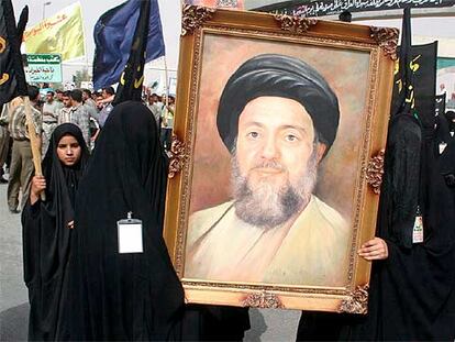 Unas mujeres sostienen un retrato del ayatolá Mohamed Baquir al Hakim, ayer en Nayaf.