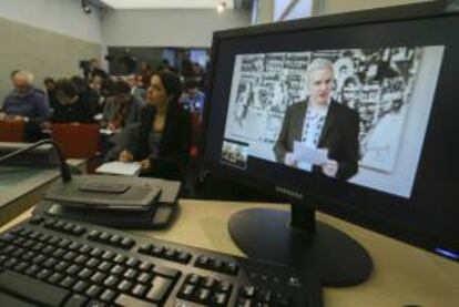 El fundador Julian Assange aparece en pantalla en una videoconferencia, en el Palacio Residencial de Bruselas, Bélgica hoy, martes 27 de noviembre de 2012.