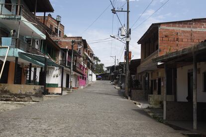 Vista de una calle vacía por la evacuación en el sector de La Arrocera, en el corregimiento de Puerto Valdivia, Antioquia.
