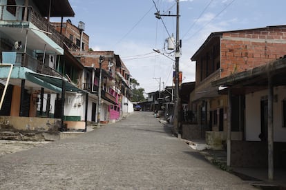 Vista de una calle vacía por la evacuación en el sector de La Arrocera, en el corregimiento de Puerto Valdivia, Antioquia.