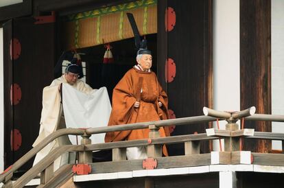 O traje de Akihito, em várias camadas e com um quimono superior cor de canela, incluía um tradicional chapéu preto adornado com um destaque de dois metros de altura. A cor do quimono superior só pode ser usada pelo imperador, segundo a tradição japonesa.