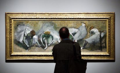 Un hombre observa la obra 'Un grupo de bailarinas' (1890), en el MOMA.