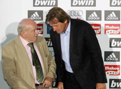 Bernd Schuster escucha a Alfredo di Stéfano ayer durante su presentación en el Bernabéu.