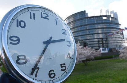 Un reloj frente al Parlamento Europeo en Estrasburgo (Francia).