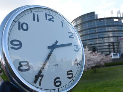 Un reloj frente al Parlamento Europeo en Estrasburgo (Francia).