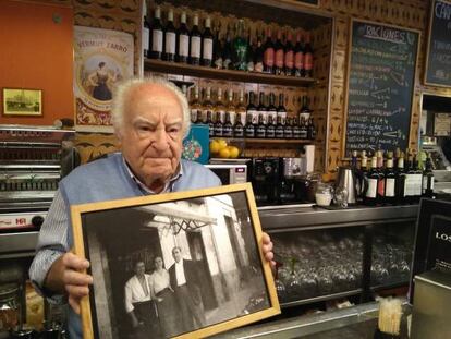 Amadeo Lázaro al pie del cañón con 28 años (tercero por la izquierda en el cuadro) y 89