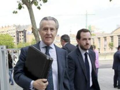 El expresidente de Caja Madrid Miguel Blesa (izda) a su llegada a los juzgados de Plaza de Castilla.