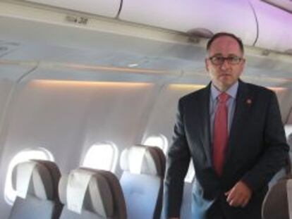 Luis Gallego, presidente de Iberia, a bordo de uno de los nuevos Airbus A320 de la aerol&iacute;nea.
