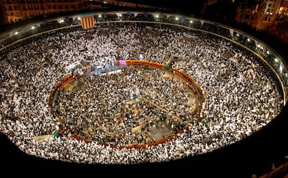 Imagen de la plaza de toros de Valencia, con un lleno total, poco antes del inicio del mitin que ofreció Mariano Rajoy en marzo de 2004.