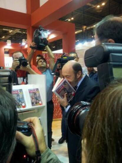 Alfredo Pérez Rubalcaba huele un libro en LIBER.