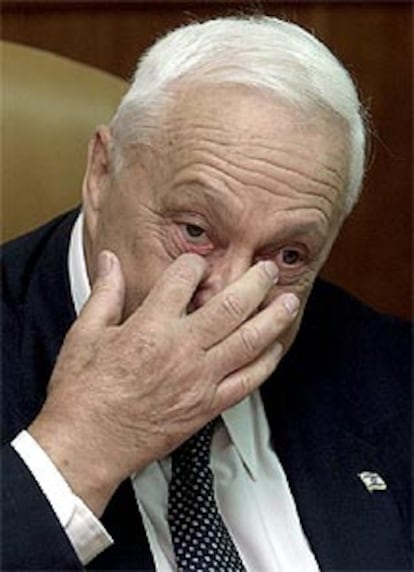 Imagen de Ariel Sharon, en una pausa durante la reunión de su gabinete.