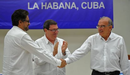 Iván Márquez i De la Calle es donen la mà davant del canceller cubà, Bruno Rodríguez.