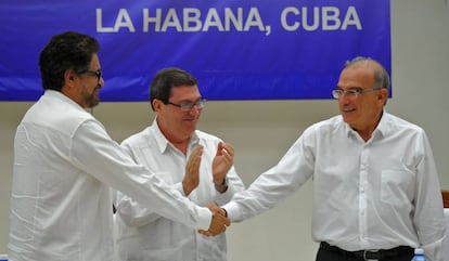 Iván Márquez e De la Calle dão as mãos diante do chanceler cubano, Bruno Rodríguez.