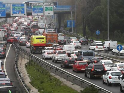 Tráfico en la M-30 de Madrid, en dirección norte. 