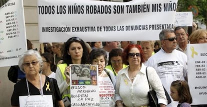 Manifestaci&oacute;n de distintas asociaciones de ni&ntilde;os robados en Madrid en mayo de 2012.