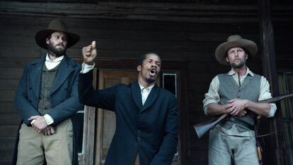 Nate Parker, en el centro, como Nat Turner en 'El nacimiento de una nación'.