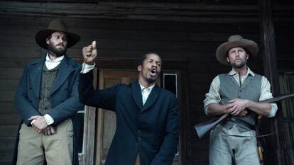 Nate Parker, en el centro, como Nat Turner en &#039;El nacimiento de una naci&oacute;n&#039;.